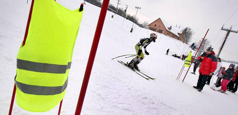 Malí sportovci soutěžili v pátek 4. února v Prvním ročníku dětských lyžařských závodů o Chřibákův dort na sjezdovce ve Ski parku v Osvětimanech.