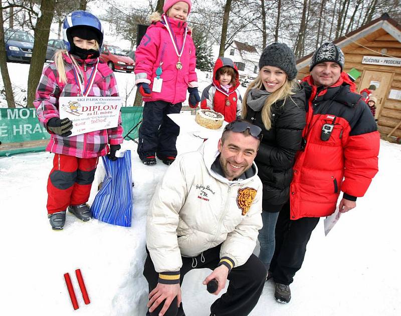 Malí sportovci soutěžili v pátek 4. února v Prvním ročníku dětských lyžařských závodů o Chřibákův dort na sjezdovce ve Ski parku v Osvětimanech.