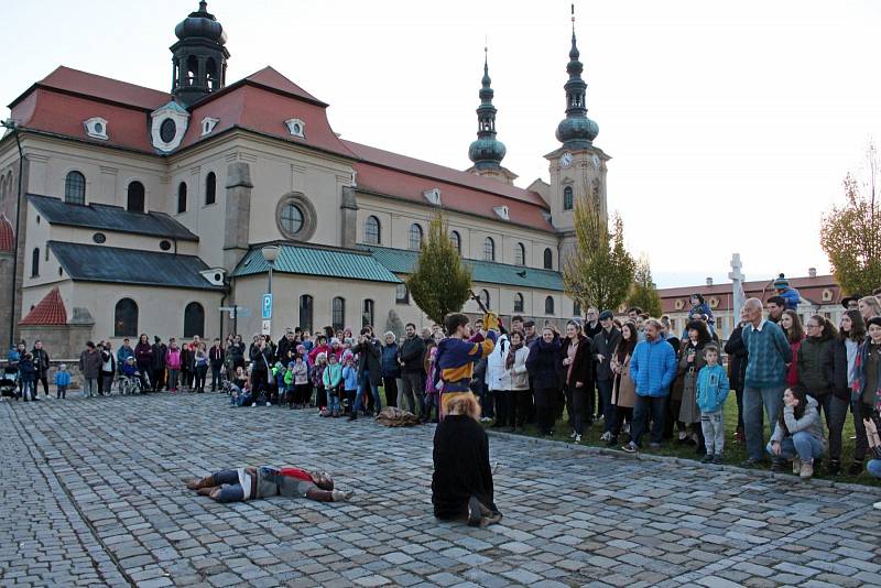 Na nádvoří před velehradskou baziliku a kostelík Cyrilka přijel v pátek sv. Martin na bílém koni v doprovodu šermířů a Římanů.