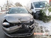 Srážku tří aut ve Slavkově způsobilo nedání přednosti v jízdě. Jeden z řidičů skončil v nemocnici