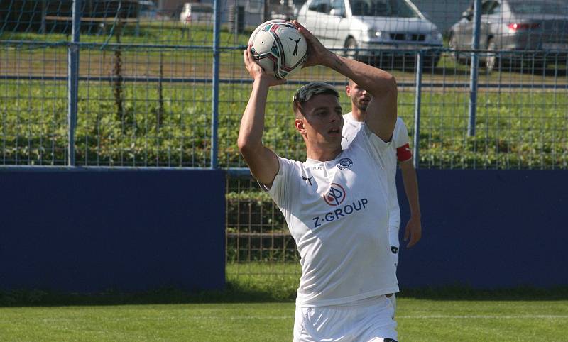 Fotbalisté Slovácka B (bílé dresy) v 6. kole MSFL podlehli Uničovu 1:2.