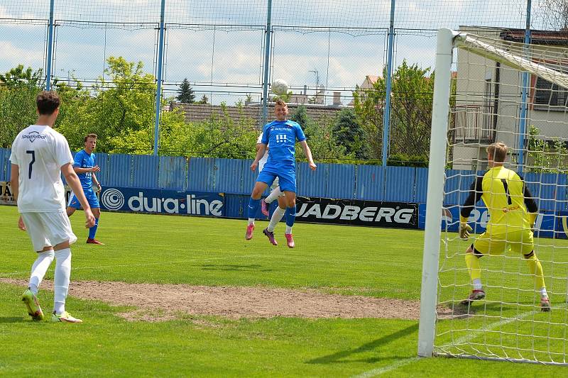 Starší dorostenci Slovácka (bílé dresy) ve 27. kole MSDL zdolali na Širůchu ve Starém Městě Baník Ostrava 1:0.