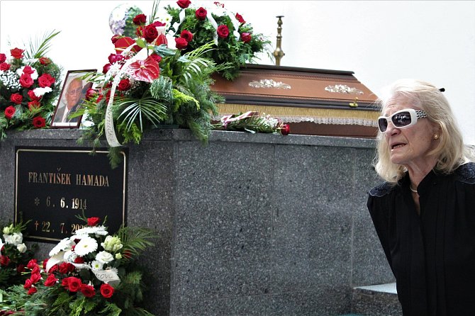 Poslední rozloučení s Františkem Hamadou ve smuteční síni hřbitova v Mařaticích.