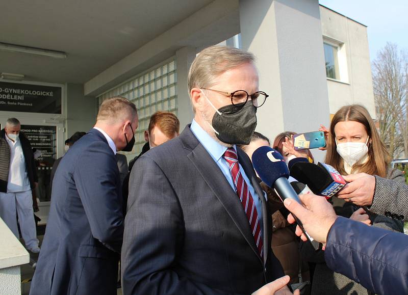 Premiér Petr Fiala na návštěvě v Uherskohradišťské nemocnici