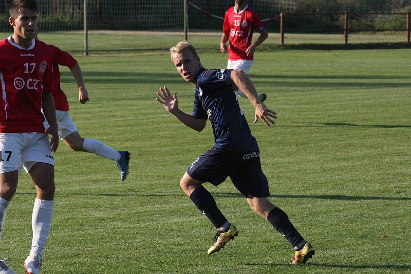 Fotbalisté Uherského Brodu (červené dresy) v prvním kole MSFL remizovali s béčkem Slovácka 3:3.