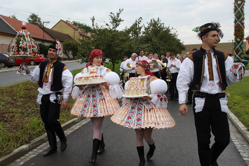 V ulicích Jalubí, před domy stárků i radnicí pěli šohaji a děvčice slovácké písničky a tancovali.