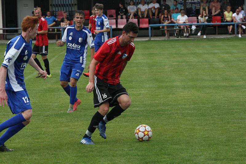 Fotbalisté Babic (červené dresy) ve 25. kole okresního přeboru Uherskohradišťska zdolali předposlední Březolupy 2:0.