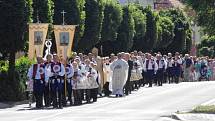 Premiérová přítomnost arcibiskupa olomouckého a metropolity moravského Jana Graubnera a jeho požehnání dvěma obnoveným křížům ozvláštnily tradiční pouť ke kapli svaté Anny v Dolním Němčí.