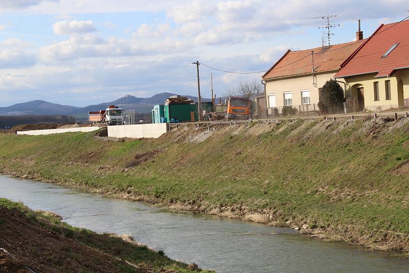 Ochránit Kunovjany před podobnými hrůzami mají do budoucna protipovodňová opatření. Stavební úpravy řeky Olšavy za 320 milionů korun začaly před osmi měsíci a nyní mají zdárně za sebou třetinu projektu.