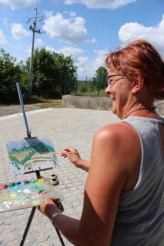 V PLENÉRU. Amatérští malíři a malířky malovali venku. Venku se také uskutečnila vernisáž jejich obrazů.