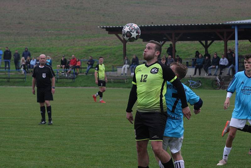 Fotbalisté Polešovic (světle modré dresy) v 10. kole krajské I. B třídy skupiny C zdolali doma na hody Lhotu 3:1.