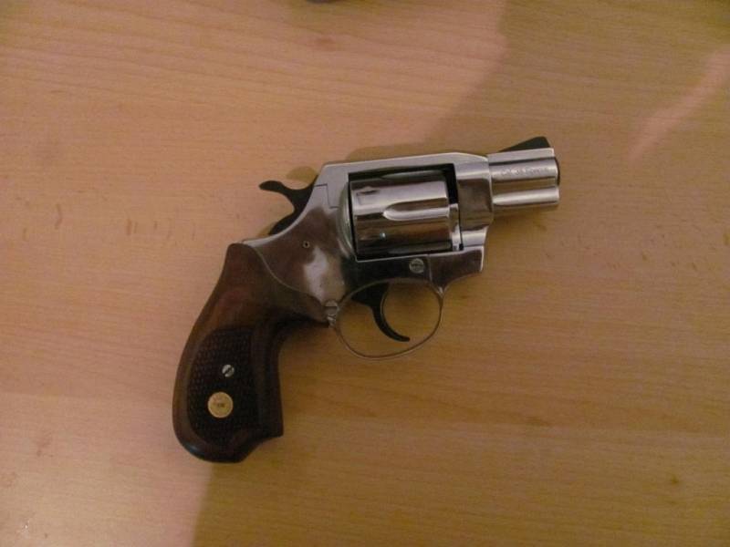 Jedna ze zbraní, kterou se střílelo v restauraci Družba: Revolver  Alfa vz. 820.