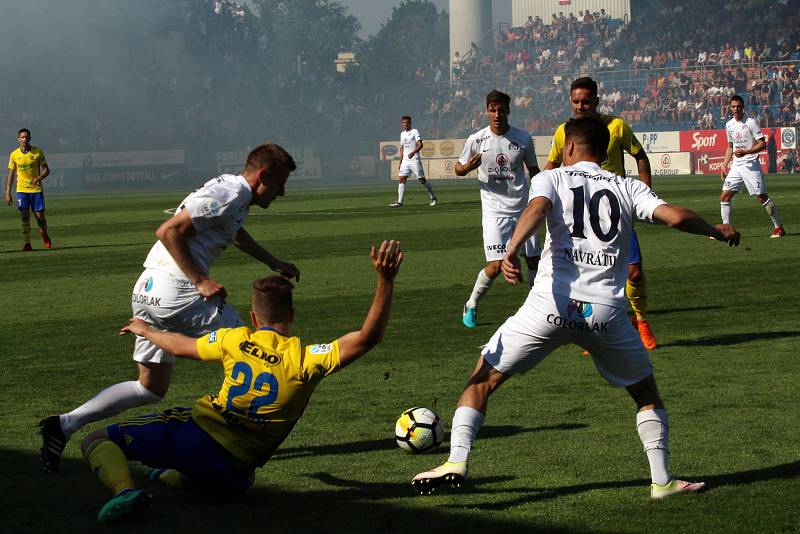 Fotbalisté Slovácko (v bílých dresech) se ve 29. kole HET ligy utkalo se sousedním Zlínem. Fanoušci vytvořili krajskému derby bouřlivou kulisu.