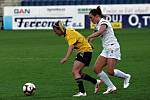 Fotbalistky Slovácka (v bílých dresech) na Městském stadionu Miroslava Valenty zdolaly Horní Heršpice 2:1.