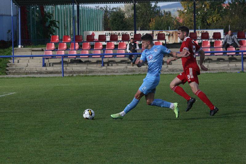 Fotbalisté Slovácka B (modré dresy) v 10. kole MSFL deklasovali Velké Meziříčí 6:1.