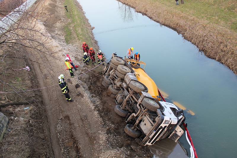 Jako pírko vynesl obří jeřáb z řeky Olšavy domíchávač plný betonu.