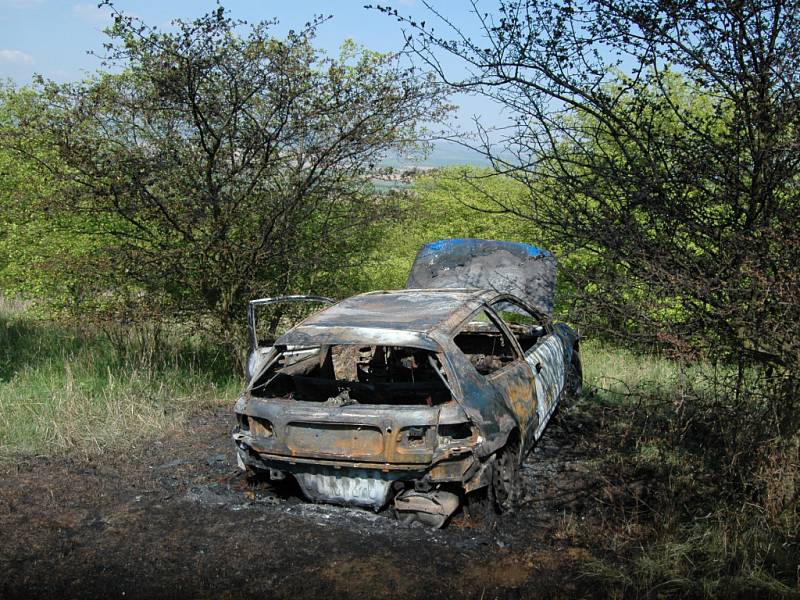 Plameny zcela spolykaly automobil, s kterým si jeho řidič vyrazil do skrytých zákoutí keřů na uherskohradišťském poutním místě Rochus.