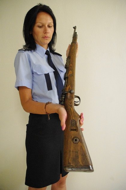 Inspektorka Policie ČR v Uherském Hradišti Milena Šabatová ukazuje zbraně, které policistům odevzdali lidé při zbraňové amnestii.