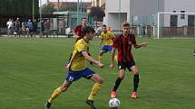 Fotbalisté Starého Města (žluté dresy) vyhráli derby ve Zlechově 3:1.