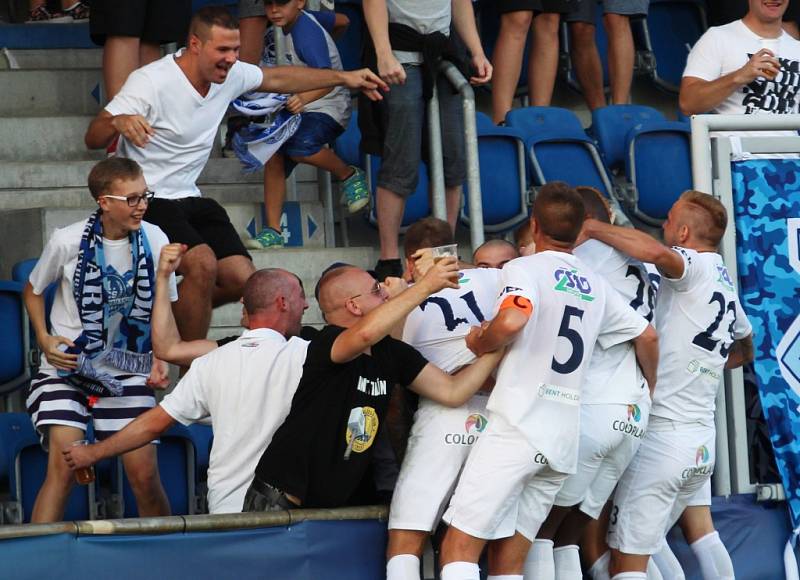 Hráči Slovácka se radují s fakoušky z gólu na 1:0.