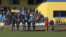 Fotbalisté Buchlovic (žlutomodré dresy) v posledním zápase podzimní části podlehli vedoucím Osvětimanům 1:2.