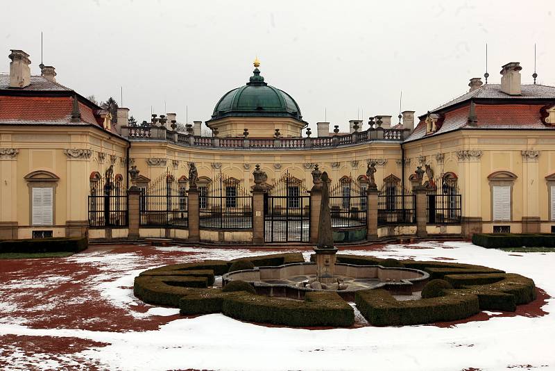 Do katastru městyse Buchlovice patří také zámek Buchlovice se zahradou.