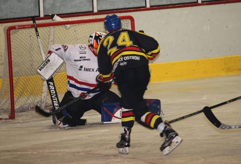 Hokejisté HC Uherské Hradiště (v bílém) podlehli v derby Uh. Ostrohu 4:7