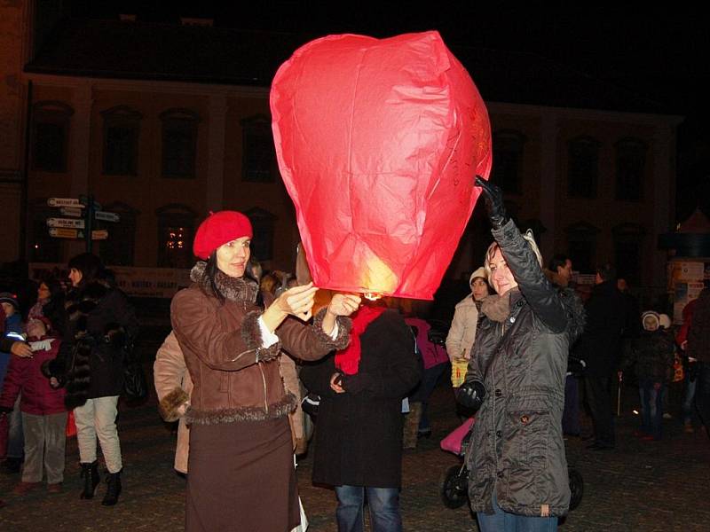 Už druhým rokem vyrazily v předvánočním čase děti ze Speciální školy pro děti s více vadami do ulic města se zářícími lampionky. 