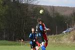 Fotbalisté vedoucích Osvětiman (červené dresy) v 18. kole krajské I. A třídy skupiny B porazili Šumice 2:0.