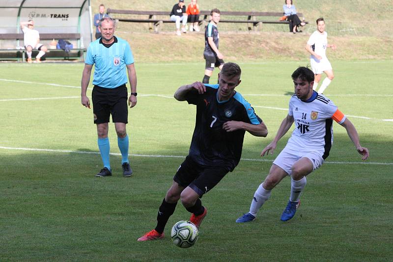 Fotbalisté vedoucích Osvětiman (tmavé dresy) v sobotu doma podlehli třetím Bojkovicím 2:4.