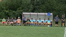 Fotbalisté Prakšic (modré dresy) vstoupili do nové sezony domácí výhrou nad Babicemi 1:0.