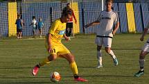 Fotbalisté divizního Strání (žluté barvy) v pátečním přípravném zápase deklasovali Boršice 8:0.