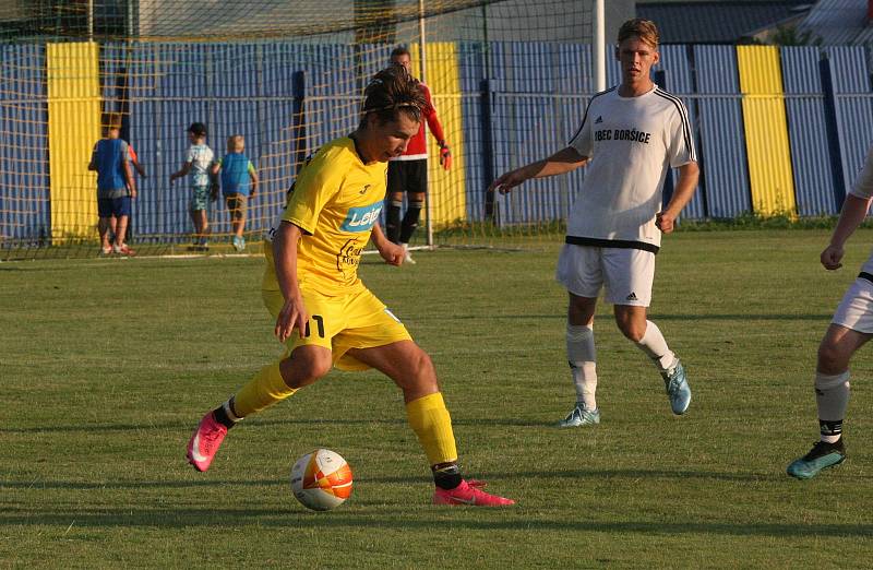 Fotbalisté divizního Strání (žluté barvy) v pátečním přípravném zápase deklasovali Boršice 8:0.