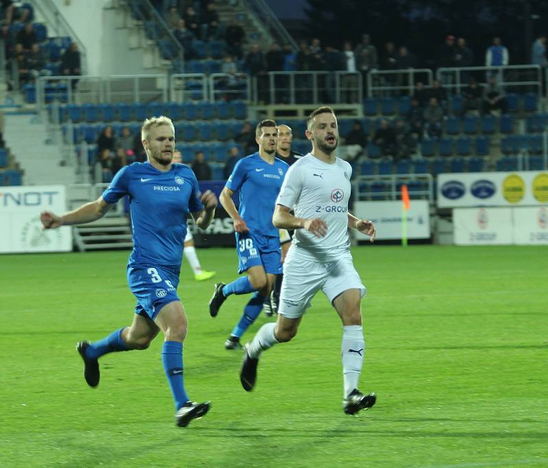 Fotbalisté Slovácka (v bílých dresech) v předehrávce 12. kola FORTUNA:LIGY hostili liberecký Slovan.