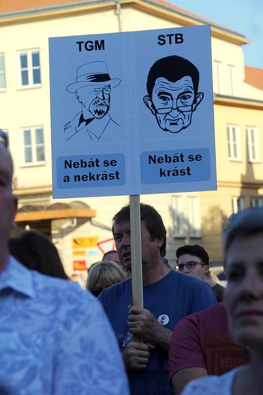 Demonstrace za nezávislou justici a proti vládě Andreje Babiše na Masarykově náměstí v Uherském Hradišti - 11. 6. 2019