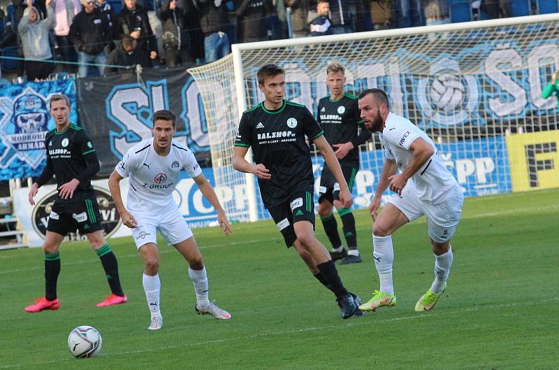 Fotbalisté Slovácka (bílé dresy) ve 12. kole FORTUNA:LIGY vyzvali pražské Bohemians 1905.