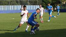 Fotbalisté Slovácka B (bílé dresy) v páteční předehrávce 32. kola MSFL remizovali na hřišti v Kunovicích s juniorkou Ostravy 2:2.