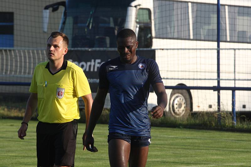 Fotbalisté Slovácka (bílé dresy) na úvod letní přípravy přehráli druholigový Vyškov 6:1.