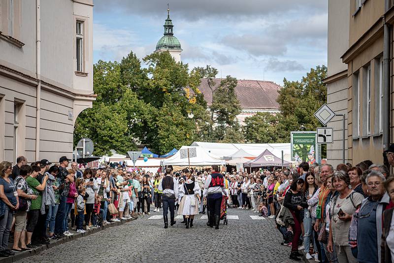 Na tři tisíce krojovaných účastníků z devíti regionů, Polska a Maďarska prošlo centrem Uherského Hradiště při Slováckých slavnostech vína a otevřených památek, 10. září 2022.