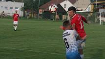 Fotbalisté Uherského Brodu (červené dresy) porazili v 1. kole MOL Cupu Viktorii Otrokovice 2:1 po prodloužení.