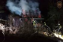 Chata v Havřicích lehla popelem. Přežily jen tři stromy okolo požářiště