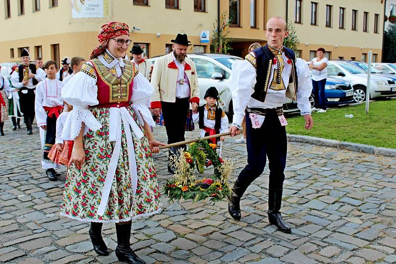 V ulicích poutního Velehradu se v sobotu tancovalo, zpívalo, hrálo a veselilo. Konaly se tam hody.