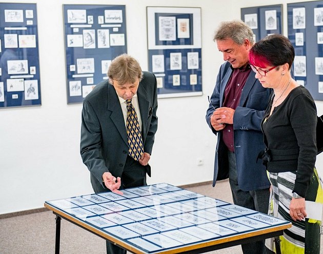V Galerii Na Měšťance ve Vlčnově je k vidění výstava s názvem Jaroslav Tvrdoň, grafik a rytec. (Na snímku vlevo)