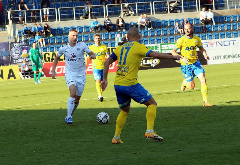 Fotbalisté Slovácko (v bílých dresech) v sobotním odpoledním zápase porazili Teplice 3:2.