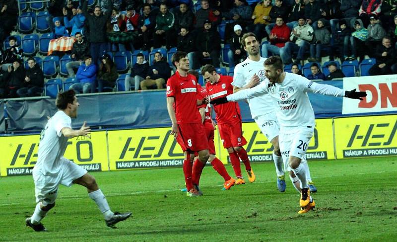 Marek Havlík (vpravo) právě proměnil penaltu. Slovácko vs. Zbrojovka