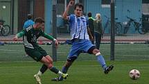 Fotbalisté Hluku (modré dresy) zakončili podzimní část sezony domácí výhrou nad Nivnicí 3:1.