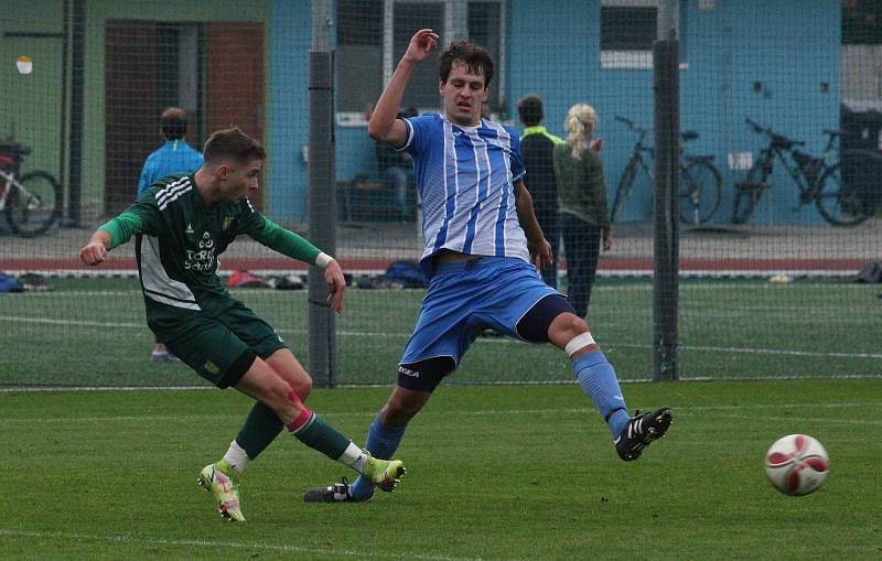 Fotbalisté Hluku (modré dresy) zakončili podzimní část sezony domácí výhrou nad Nivnicí 3:1.