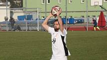 Fotbalisté Hluku (fosforové dresy) v dohrávce 10. kola krajské I. A třídy skupiny B deklasovali Bojkovice 8:1.