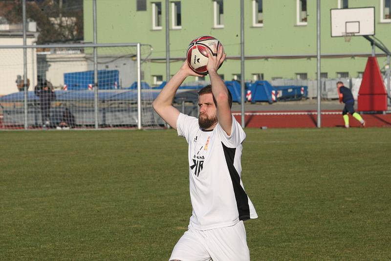 Fotbalisté Hluku (fosforové dresy) v dohrávce 10. kola krajské I. A třídy skupiny B deklasovali Bojkovice 8:1.