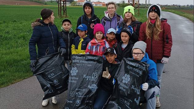 Děti z dětského domova Uherský Ostroh se zúčastnily akce Ukliďme Česko